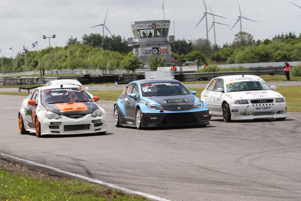 Konkurrencen er hård og lige i Yokohama SuperCup. Her illustreret ved 3 biler side om side i heat 3.
(Foto: Keld Dohm)